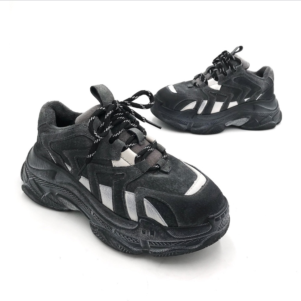 Brand new woman sneakers size 6-7